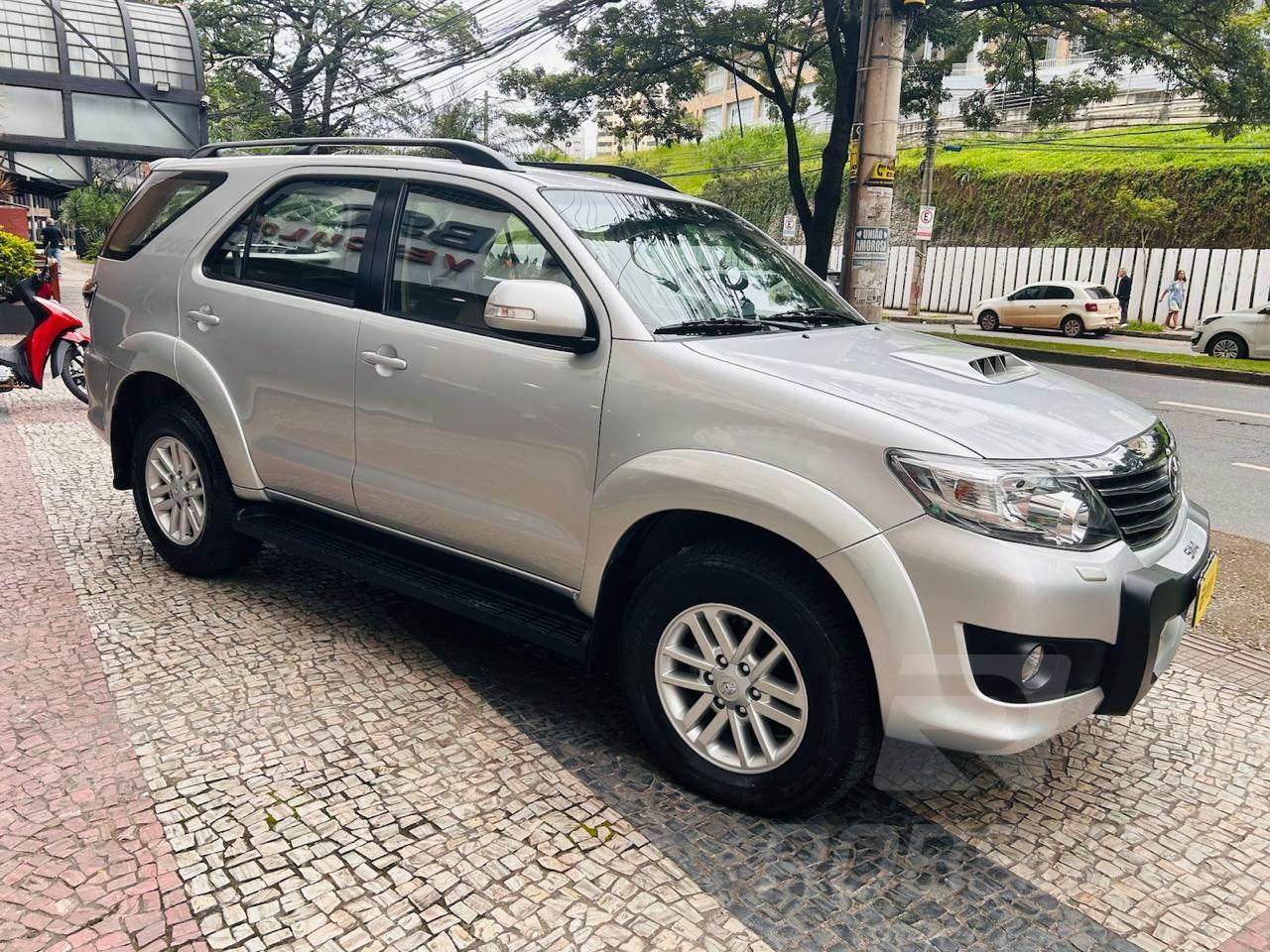 Toyota Hilux SW4 SRV D4-D 4x4 3.0 TDI Dies. Aut  2015